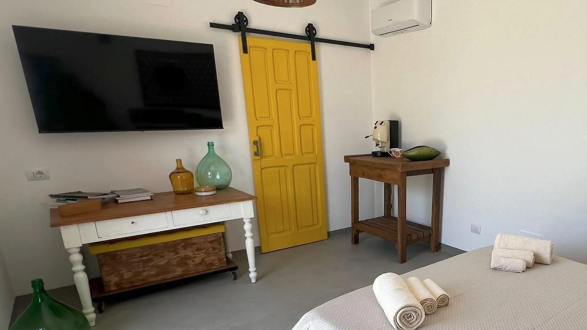 Rui2 Exclusive Accomodation Терразини 0*,